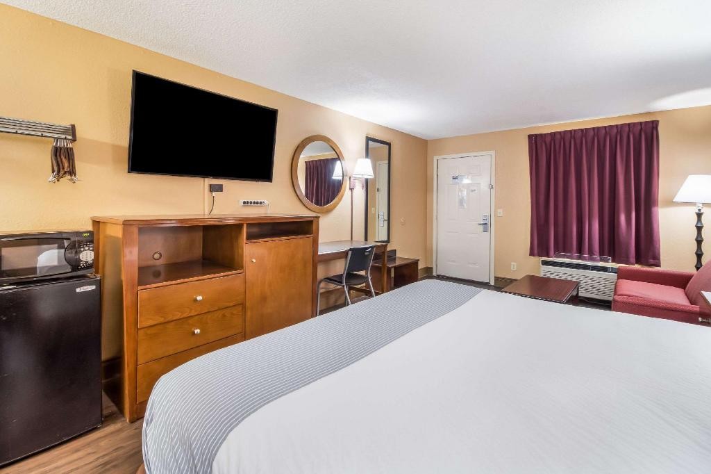 Econo Lodge Selmer, TN 22/37