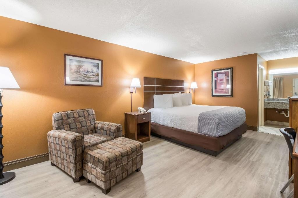 Econo Lodge Selmer, TN 11/37
