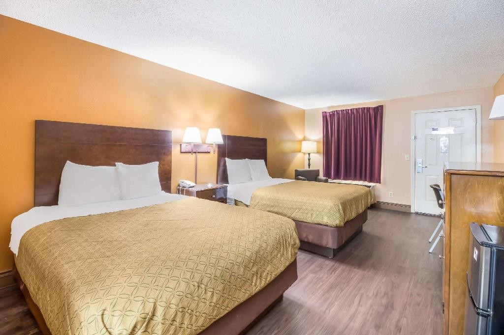 Econo Lodge Selmer, TN 12/37