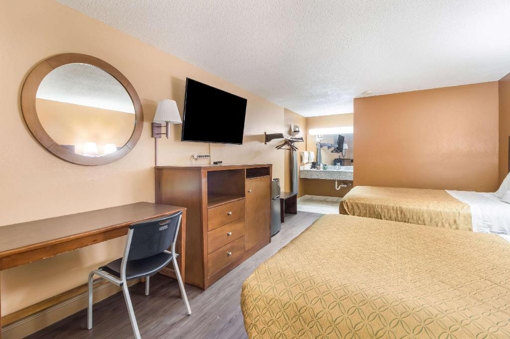 Econo Lodge Selmer, TN 18/37