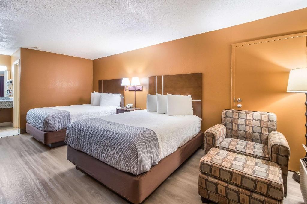 Econo Lodge Selmer, TN 14/37