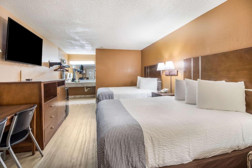 Econo Lodge Selmer, TN 10/37