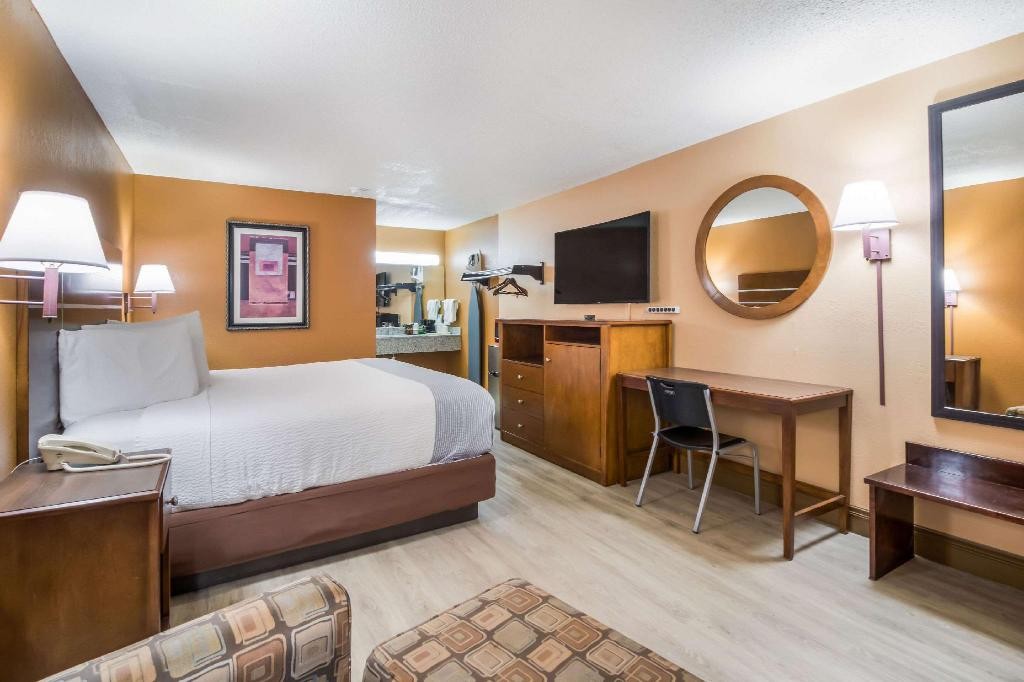 Econo Lodge Selmer, TN 24/37