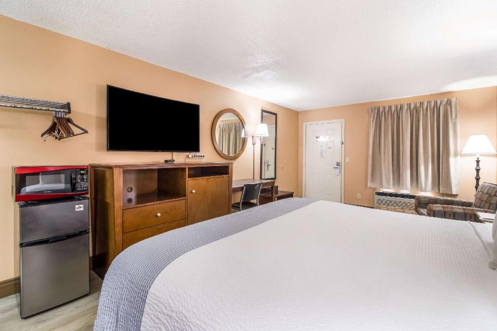 Econo Lodge Selmer, TN 8/37