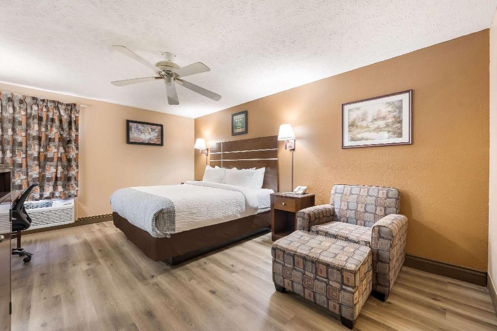 Econo Lodge Selmer, TN 21/37