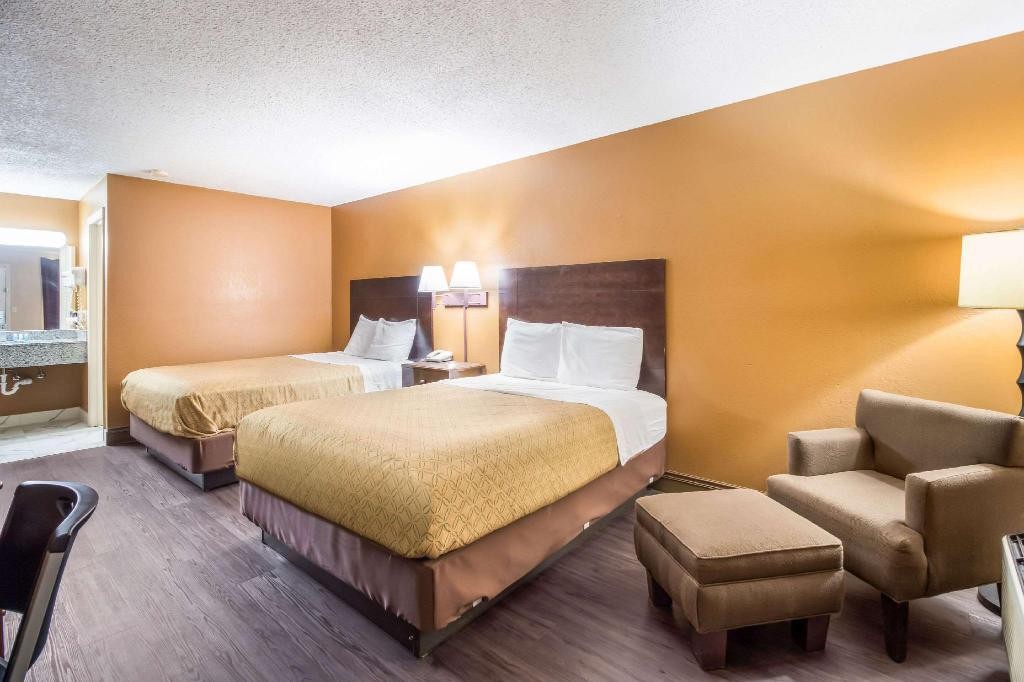 Econo Lodge Selmer, TN 20/37