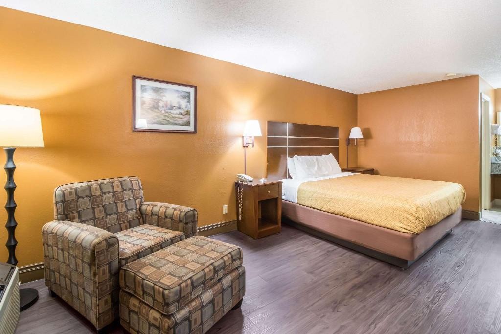 Econo Lodge Selmer, TN 6/37
