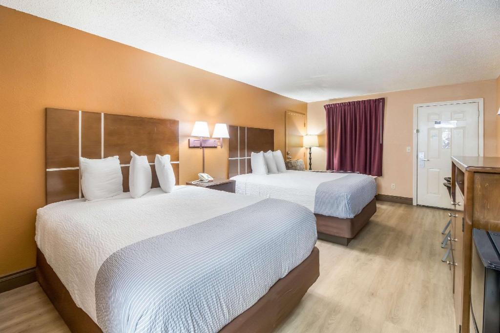 Econo Lodge Selmer, TN 15/37