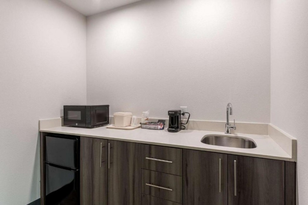 Comfort Suites Colorado Springs East - Medical Center Area 20/31