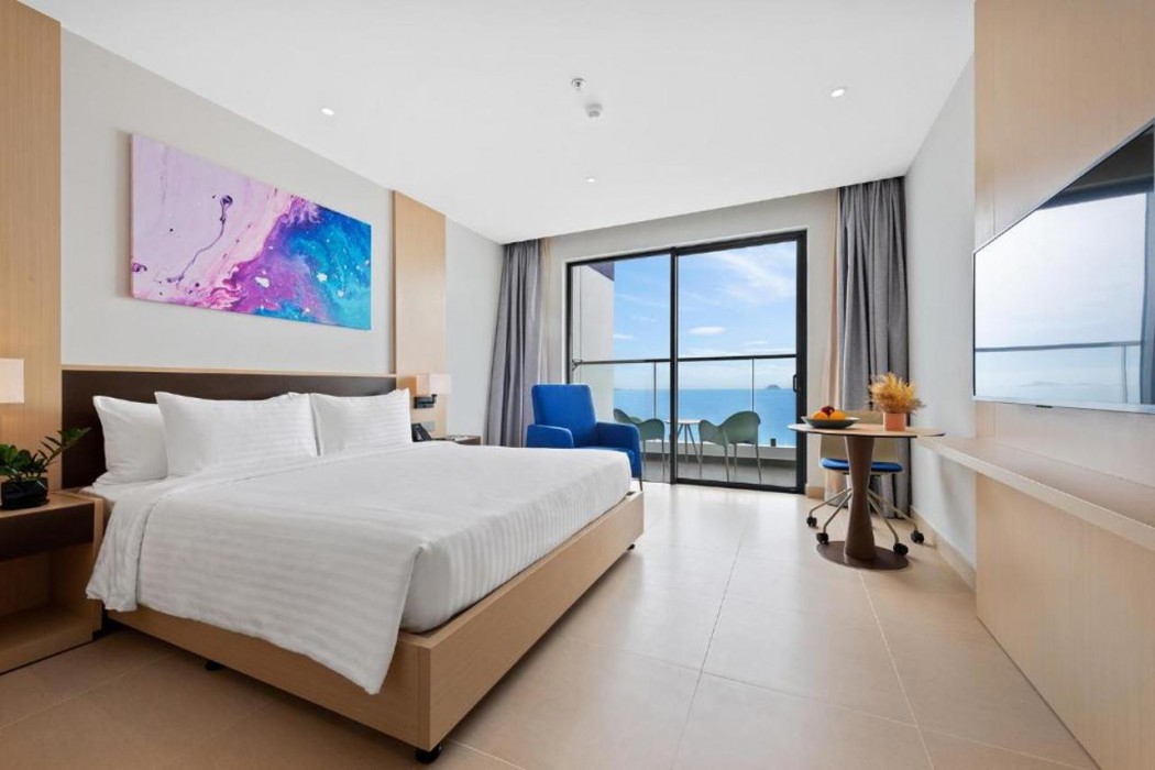 The Empyrean Cam Ranh Beach Resort 10/57