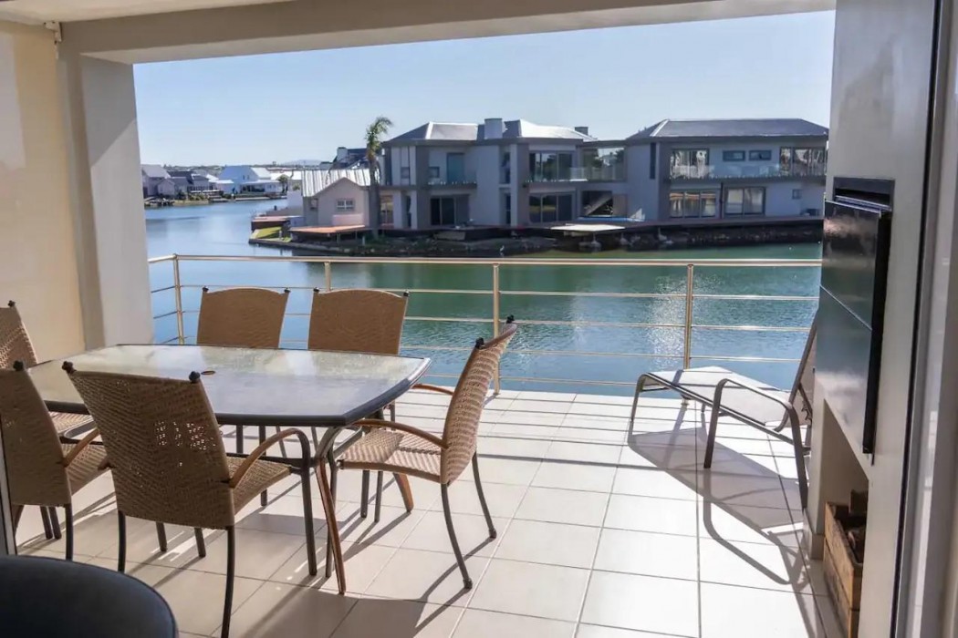 Water Views Apartment 9/10