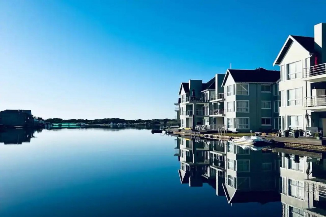 Water Views Apartment 1/10