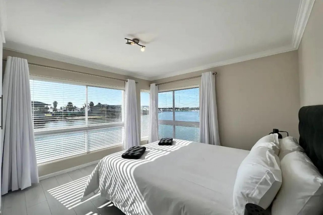 Water Views Apartment 6/10