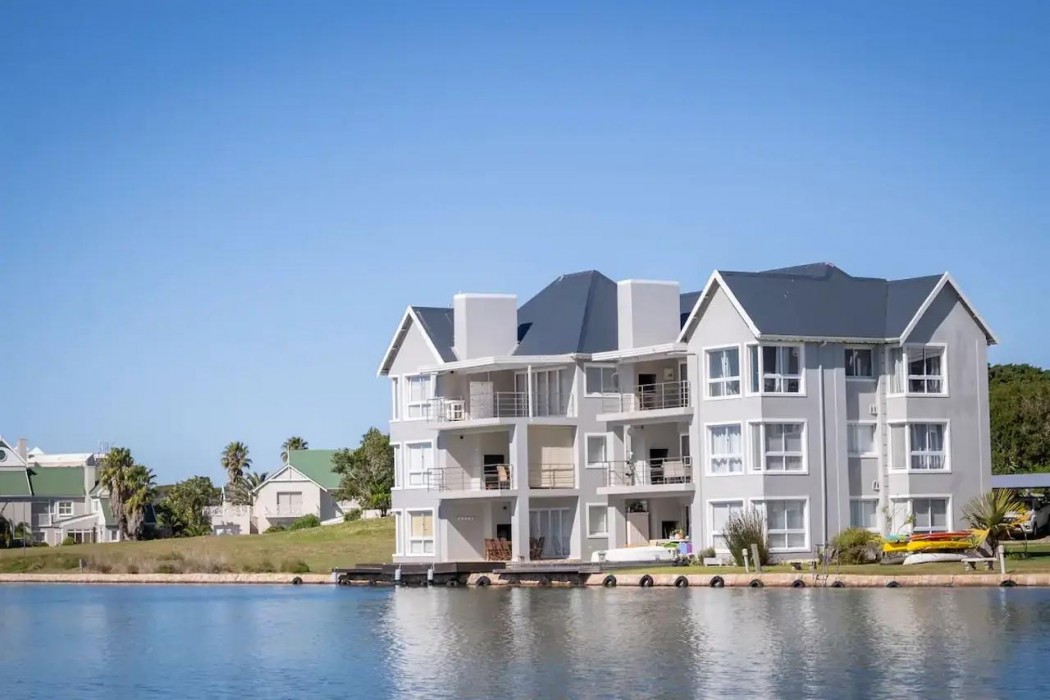 Water Views Apartment 2/10