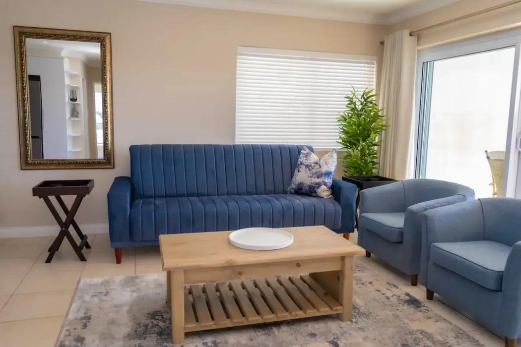 Water Views Apartment 4/10