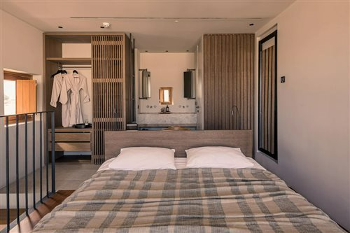 Theros All Suite Hotel 10/84
