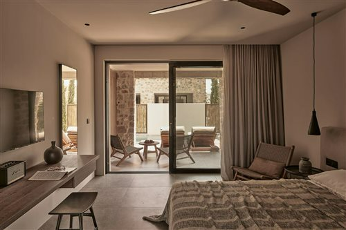 Theros All Suite Hotel 8/84