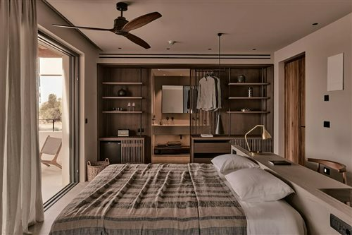 Theros All Suite Hotel 11/84