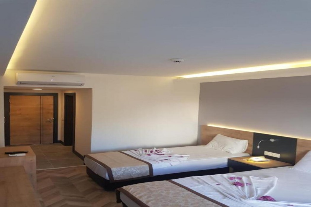 Clover Magic Park Side Hotel 8/25