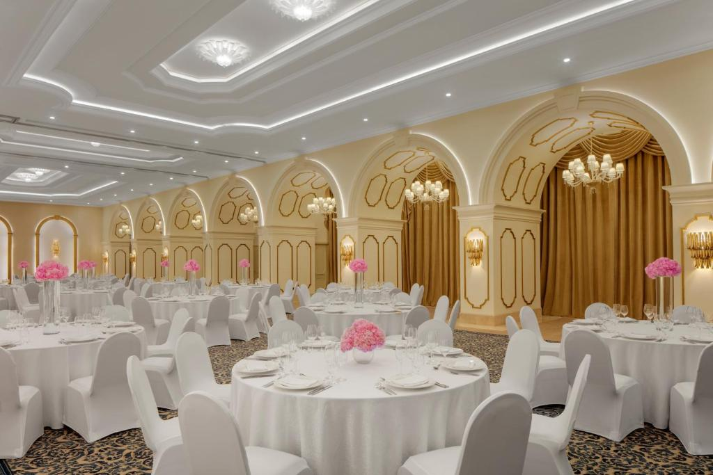 Dusit Hotel And Suites 24/64