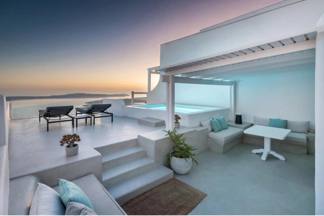 Aqua Luxury Suites 46/76