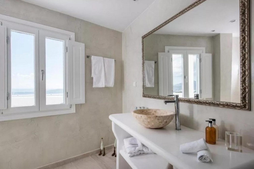 Aqua Luxury Suites 48/76
