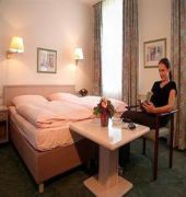 MD-RABE'S HOTEL KIEL 10/49