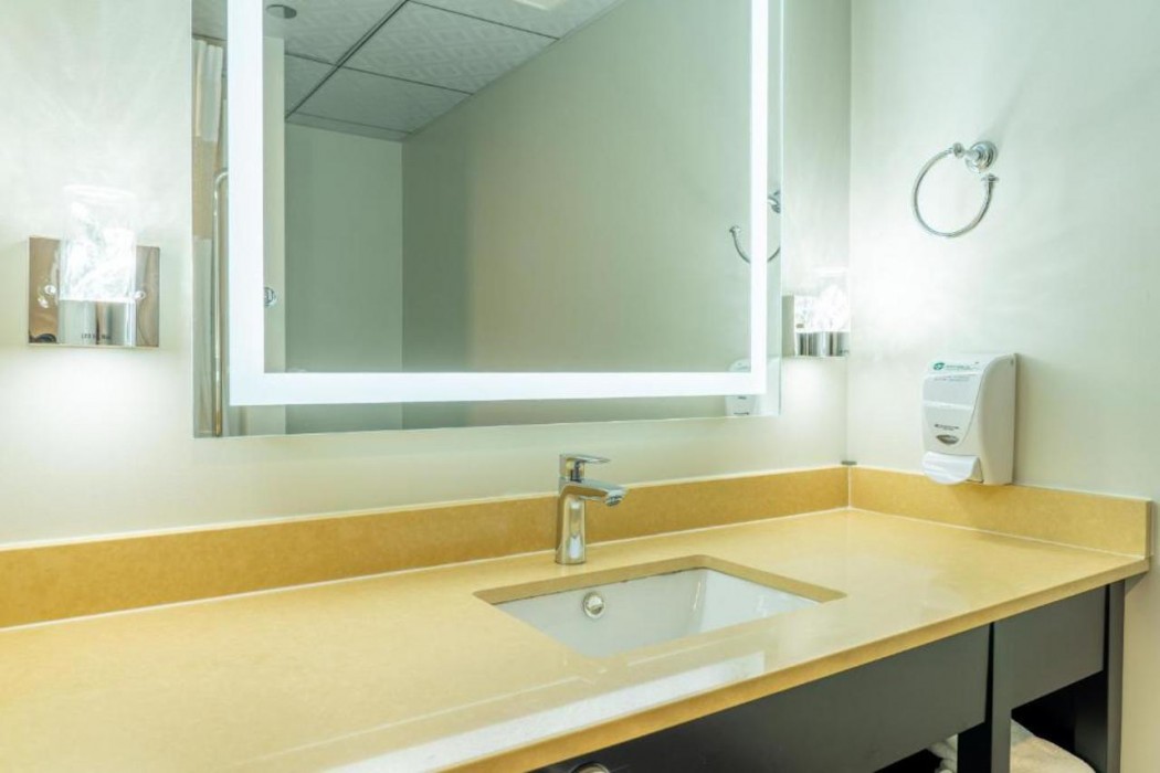 Quality Inn Sunshine Suites Terrace 11/23