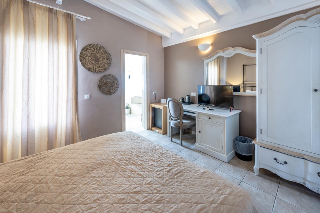 Smy Santorini Suites & Villas 14/76