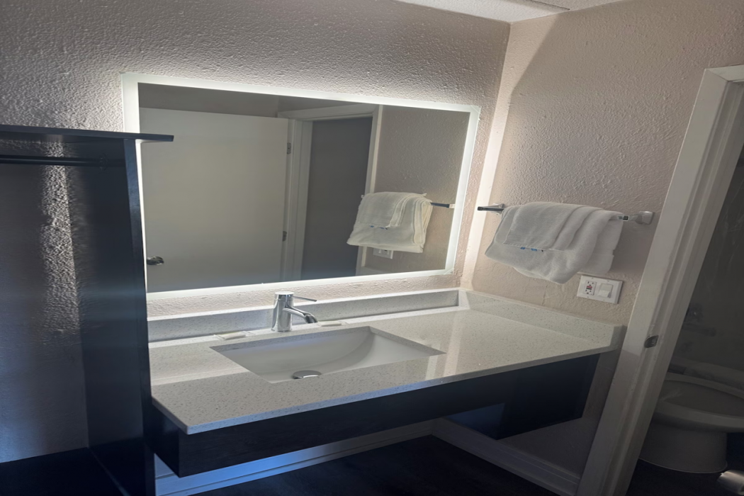 Super 8 by Wyndham Rockford South 12/32