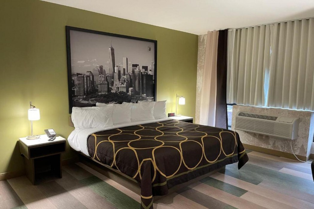 Super 8 by Wyndham Bronx Near Botanical Garden 9/29
