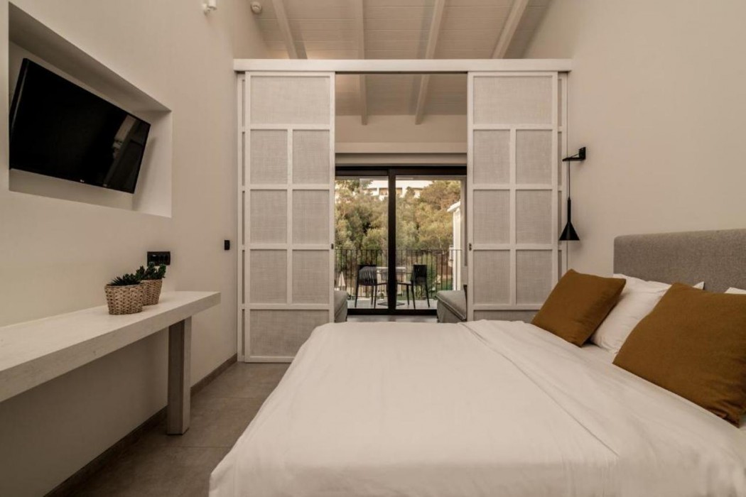 New Beach Hotel 8/43