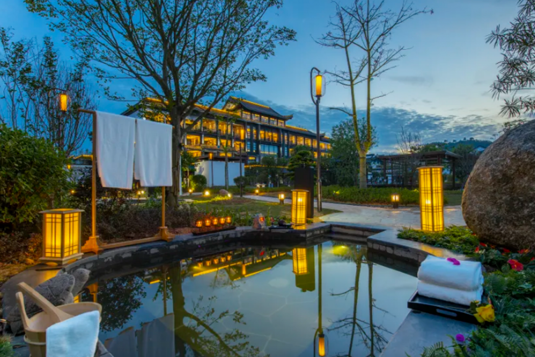 Nine View Lake Fondney Hot Spring Hotel 13/25