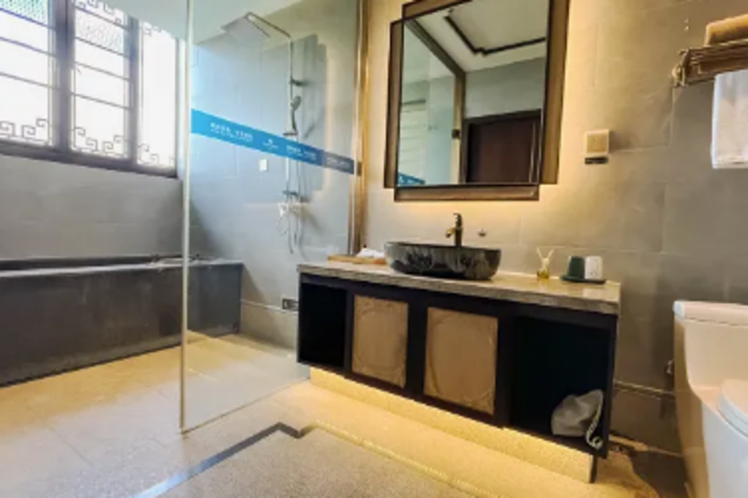 Room at Nine View Lake Fondney Hot Spring Hotel, MEIZHOU
