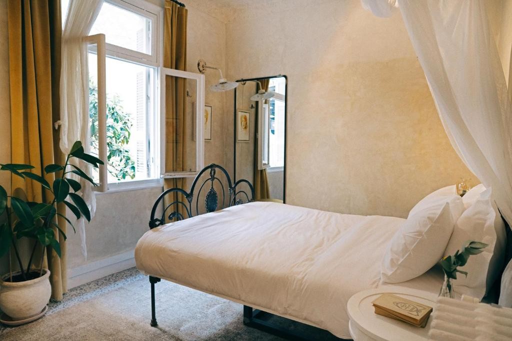 Shila Athens 25/49