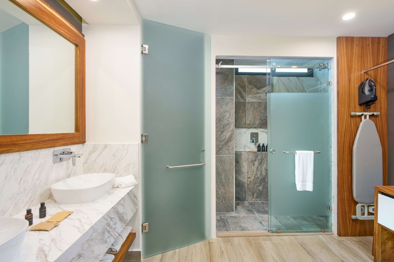 Junior Suite King Size Partial Lagoon View