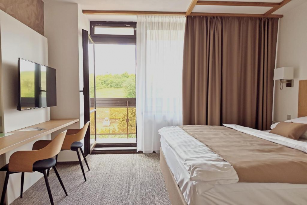 Adamantino Hotel 7/28