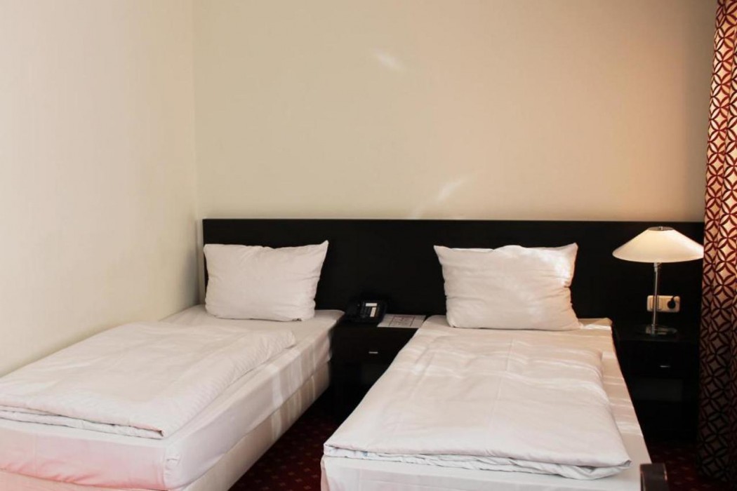Aariana Hotel 7/43