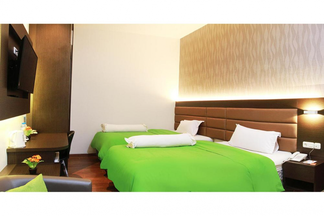 Emerald Hotel 11/42