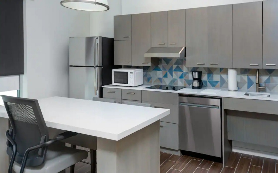 Hyatt House Orlando Airport 26/81