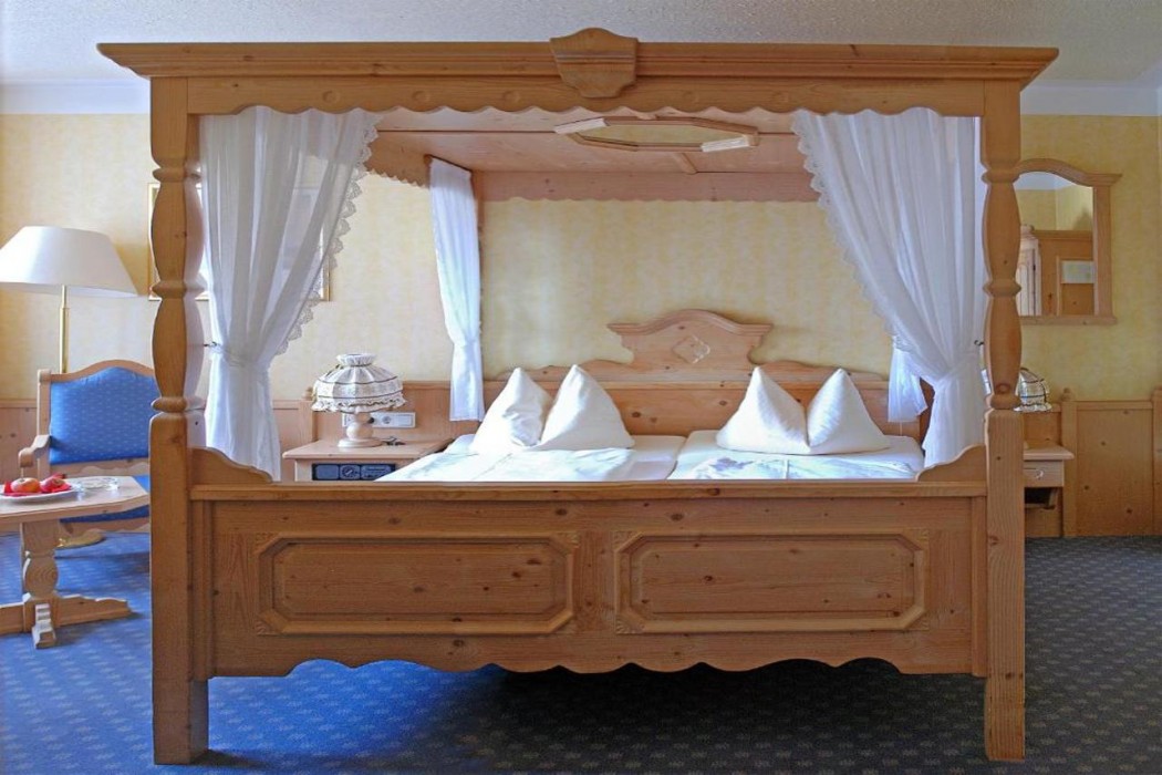 Grosch Hotel 10/35