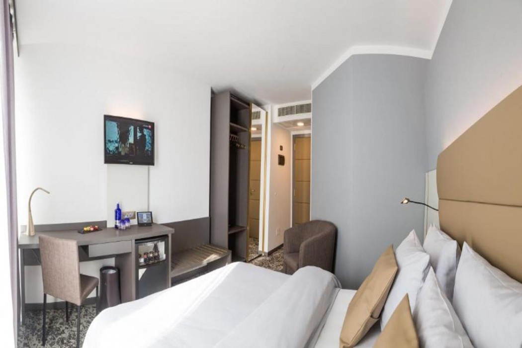 Hotel Santo 4/28