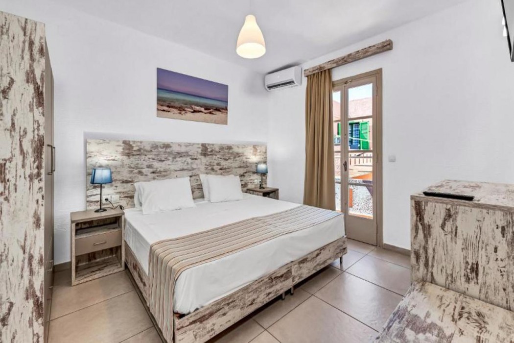 Erato Hotel 24/68