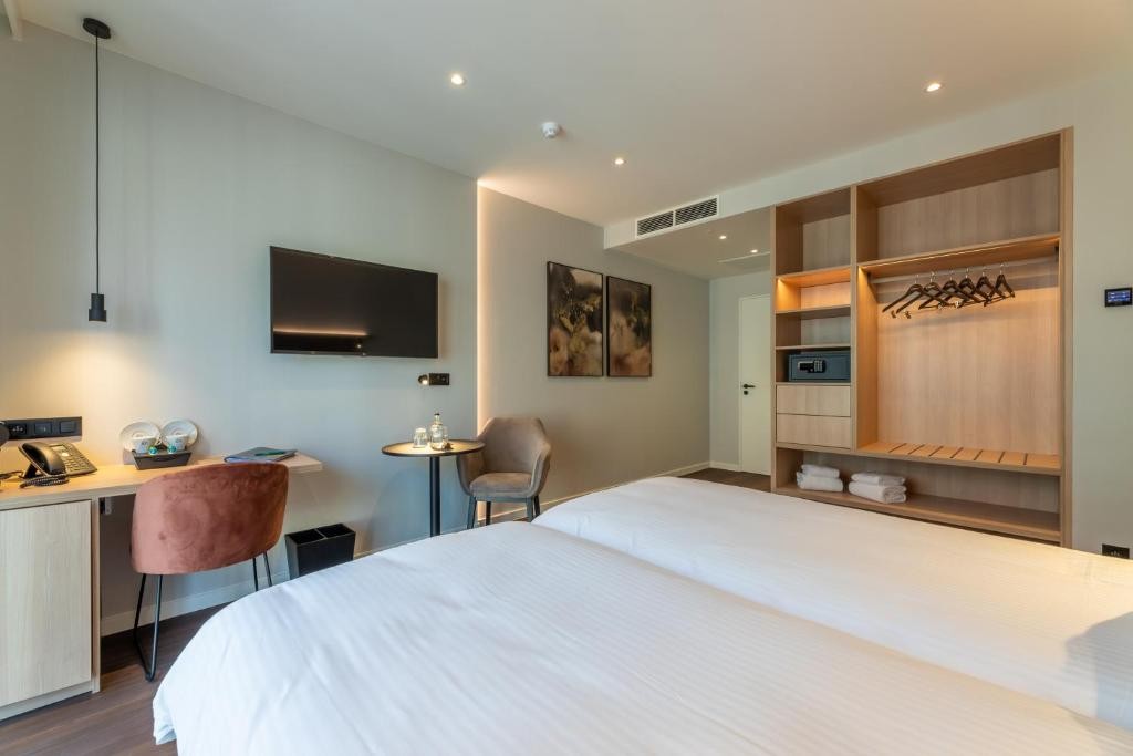 The CORNR Hotel 13/69