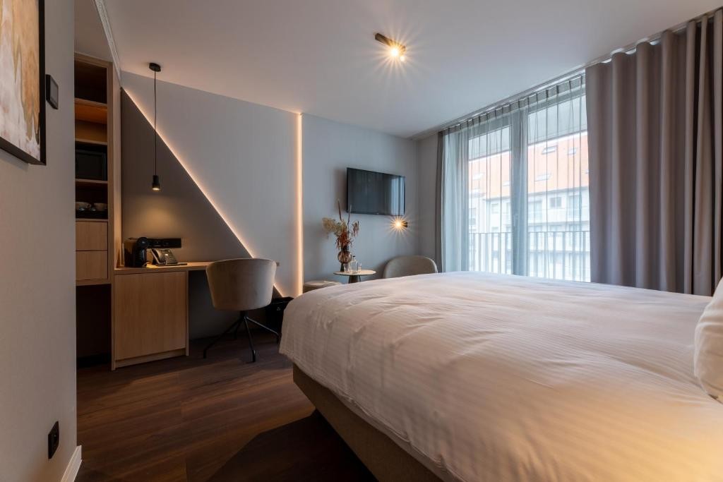 The CORNR Hotel 12/69