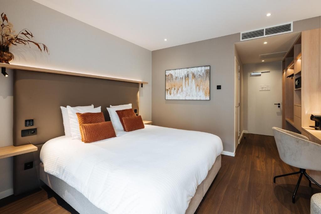 The CORNR Hotel 16/69