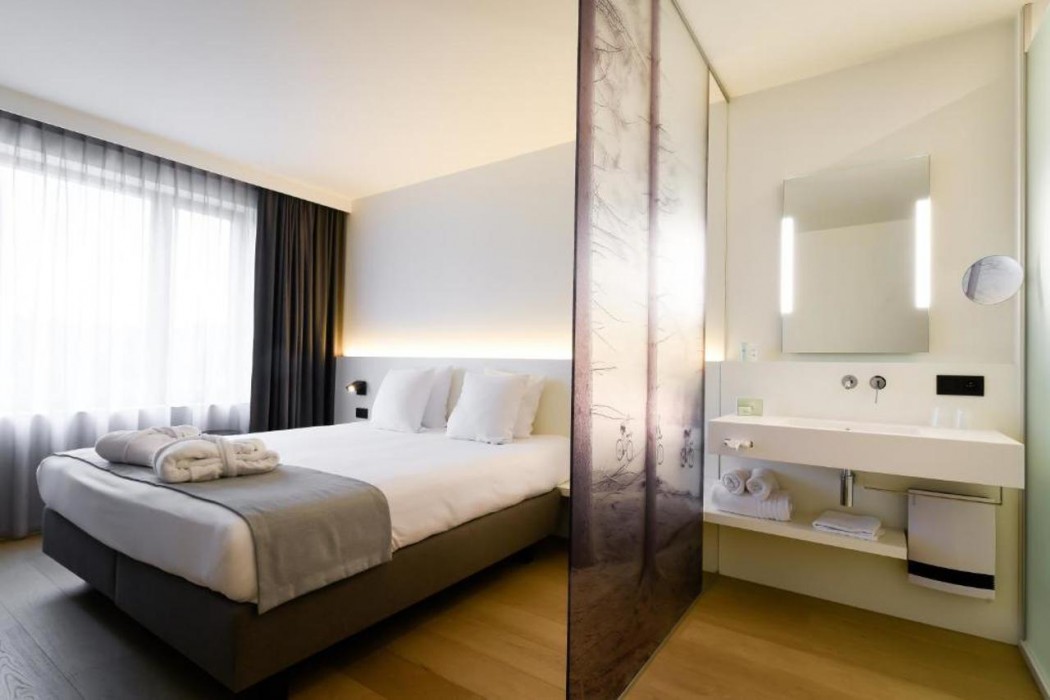 R hotel experiences 11/58