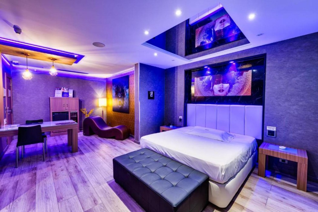 Zouk Hotel 9/50