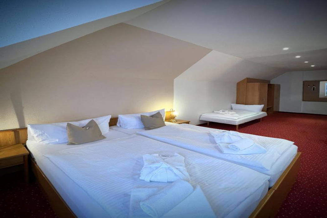 Lazensky hotel Pyramida I 36/90