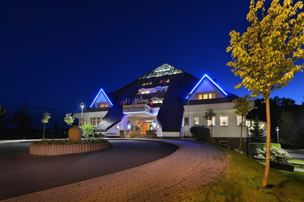 Lazensky hotel Pyramida I 12/90